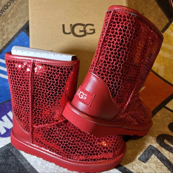 UGG Kids Classic II Gel Hearts Size 3 in Sparkling Red - Picture 1 of 10